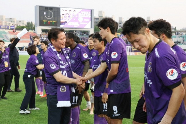 2019년 5월 15일 FC안양 경기 전 선수들을 격려하고 있는 최대호 안양시장.  FC안양 제공