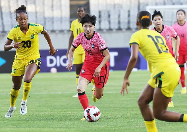 여자 축구대표팀 지소연이 지난 9월 경기도 화성종합경기타운 주 경기장에서 열린 여자 축구 국가대표팀 친선전 한국과 자메이카의 경기에서 돌파하고 있다. 화성 | 연합뉴스