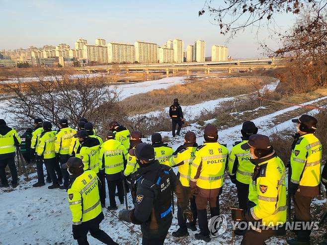 택시기사·동거녀 살인 사건 관련 수색 현장 (파주=연합뉴스) 27일 오후 경기 파주시의 한 강가에서 경찰이 살해당한 50대 여성의 시신을 찾기 위해 수색 중이다. 
    앞서 지난 25일 파주시에서 택시 기사를 살해한 혐의로 붙잡힌 30대 남성 피의자가 4개월 전에 전 여자친구인 50대 여성을 살해해 이 일대에 유기했다고 이날 자백했다. 2022.12.27 [독자제공, 재판매 및 DB 금지] jhch793@yna.co.kr