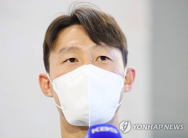 출국 전 취재진과 인터뷰하는 이재성 (영종도=연합뉴스) 김도훈 기자 = 1일 오전 인천국제공항 제1터미널에서 소속팀 복귀를 위해 독일로 떠나는 이재성이 취재진과 인터뷰를 하고 있다. 2023.1.1 superdoo82@yna.co.kr