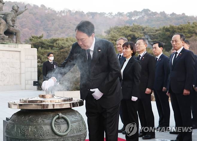 국립서울현충원 현충탑 참배하는 윤석열 대통령 (서울=연합뉴스) 임헌정 기자 = 윤석열 대통령이 계묘년(癸卯年) 새해 첫날인 1일 서울 동작구 국립서울현충원을 찾아 현충탑을 참배하고 있다. 2023.1.1 kane@yna.co.kr