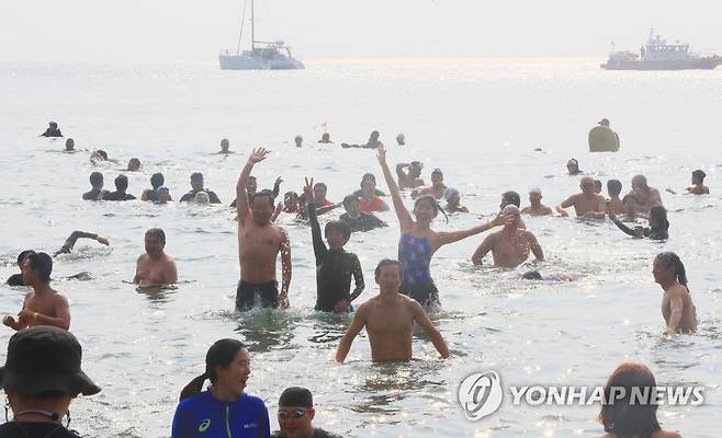 새해 소망 안고 서귀포 겨울 바다에 '풍덩' (서귀포=연합뉴스) 전지혜 기자 = 1일 제주 서귀포시 중문색달해수욕장에서 열린 제24회 서귀포 겨울바다 국제펭귄수영대회 참가자들이 바다 수영을 즐기고 있다.
    이 대회는 겨울 바다 수영이라는 이색 체험을 하며 새해 소망을 기원하는 행사다. 2023.1.1 atoz@yna.co.kr