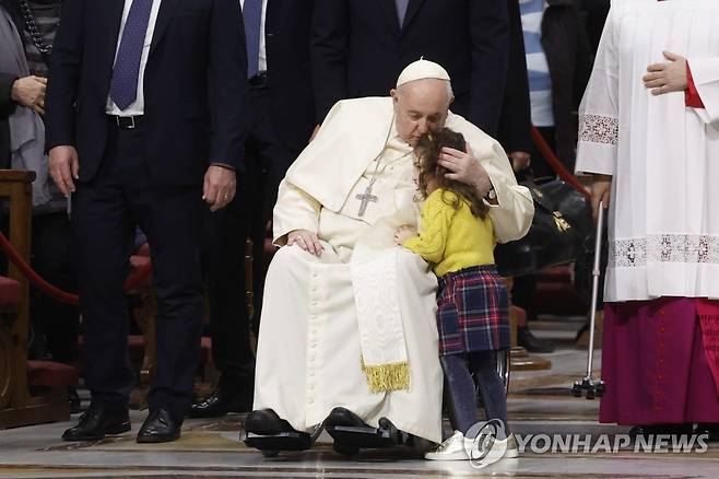 겉으로 보기에는 덜 화려한 프란치스코 교황의 복식 [EPA 연합뉴스 자료사진. 재판매 및 DB 금지]