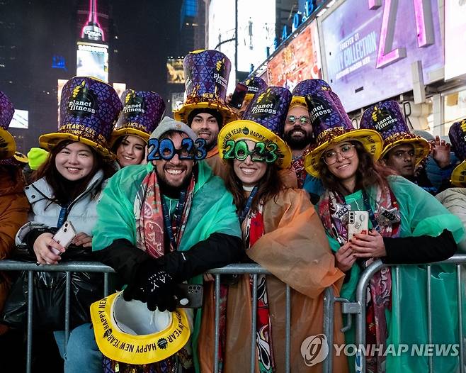 2022년 마지막 날 뉴욕시 타임스스퀘어에서 송구영신하는 축제객들 [UPI=연합뉴스]