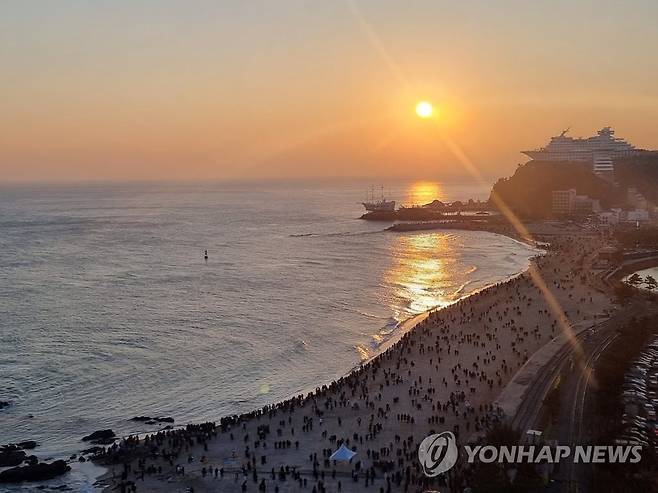 강릉 해맞이 인파 (강릉=연합뉴스) 새해 첫날인 1일 오전 강원경찰청 헬기에서 바라본 강릉시 정동진해변이 해맞이객들로 인산인해를 이루고 있다. 2023.1.1 [강원경찰청 제공. 재판매 및 DB 금지] conanys@yna.co.kr