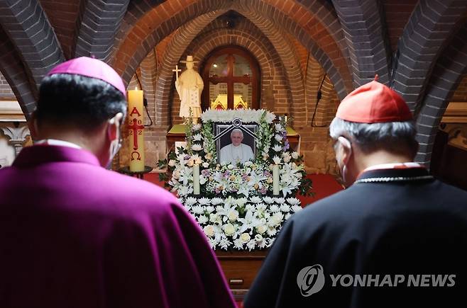 조문하는 염수정 추기경과 정순택 대주교 (서울=연합뉴스) 신준희 기자 = 염수정 추기경(오른쪽)과 천주교 서울대교구 교구장인 정순택 대주교가 1일 오후 명동성당에 마련된 베네딕토 16세 전 교황의 분향소를 조문하고 있다. 2023.1.1 hama@yna.co.kr