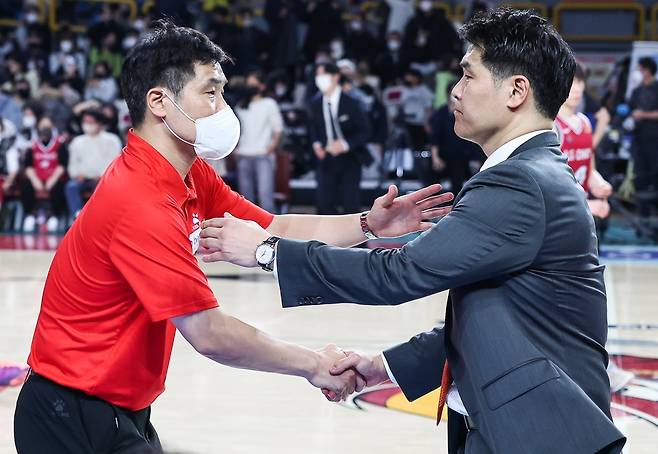 경기 종료 후 인사하는 현대모비스 조동현(왼쪽), LG 조상현 감독. [KBL 제공. 재판매 및 DB 금지]