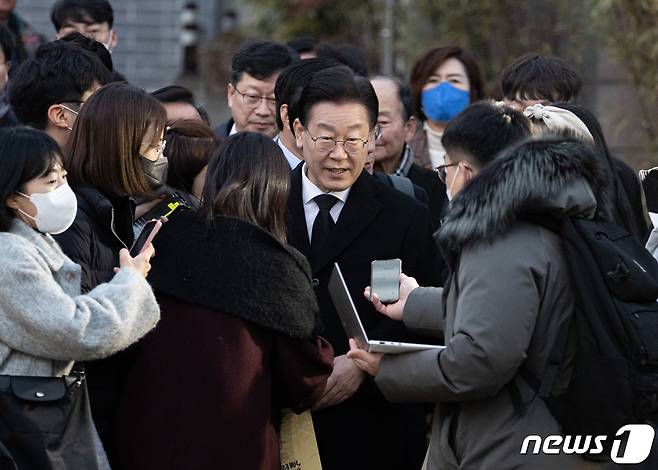 이재명 더불어민주당 대표가 1일 오후 경남 김해시 봉하마을을 찾아 권양숙 여사 예방을 마친 후 차량으로 향하고 있다. 2023.1.1/뉴스1 ⓒ News1 이재명 기자