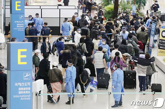 2일 오전 인천국제공항 제1여객터미널 입국장에서 중국에서 입국한 해외여행객들이 공항 의료진 및 군 관계자들의 안내를 받아 집결하고 있다.  2023.1.2/뉴스1 ⓒ News1 민경석 기자