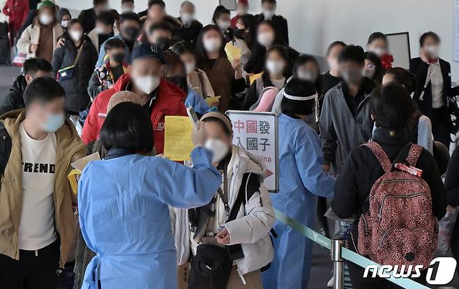 2일 인천국제공항 제1여객터미널 입국장에서 공항 관계자들이 중국발 입국자를 분류하고 있다. (공동취재) 2023.1.2/뉴스1 ⓒ News1 민경석 기자