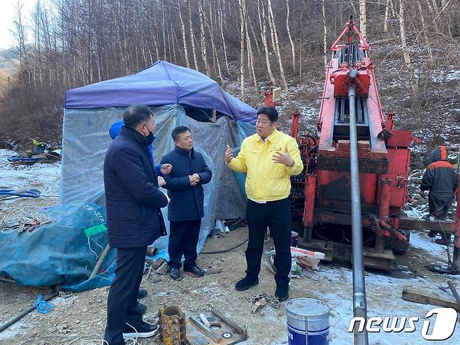 이상호(오른쪽) 강원 태백시장이 최근 태백 면산 일원 티타늄광산 개발 현장을 방문하고 있다. (태백시 제공) 2023.1.2/뉴스1