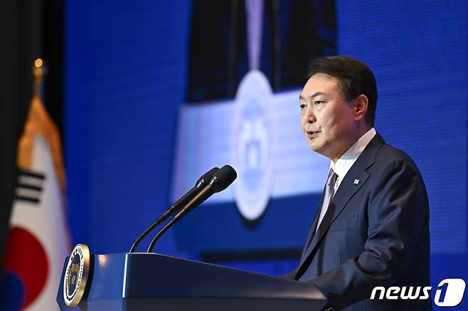 2일 KBS청주방송총국이 ㈜한국리서치에 의뢰해 진행한 여론조사 결과에 따르면 윤석열 대통령 국정 운영 평가를 묻는 질문에 충북도민 55%가 미흡하다는 답변을 내놨다.(자료사진)2023.1.2/뉴스1 ⓒ News1 오대일 기자