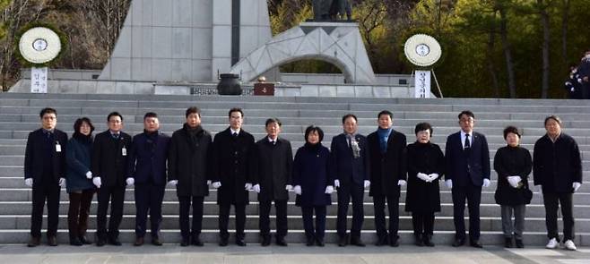 경남 창녕군의회는 창녕군 충혼탑에서 신년 참배로 새해 의정활동을 시작했다.