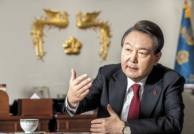 윤석열 대통령이 조선일보 신년 인터뷰에서 집권 2년 차 국정 운영 계획에 대해 설명하고 있다. 윤 대통령은 북한 핵·미사일 위협에 대응해 “미국의 핵 전력을 한미가 ‘공동 기획-공동 연습’하는 개념을 논의 중”이라고 했고, 남북 정상회담에 대해선 “보여주기식 회담은 안 된다”고 했다. 인터뷰는 지난 30일 서울 용산 대통령 집무실에서 2시간 동안 진행됐다. /이태경 기자