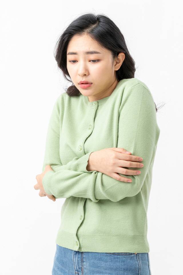 추울 때는 모낭 옆 근육이 수축해 피부에 닭살처럼 소름이 돋고 털이 바짝 선다 / 사진=클립아트코리아