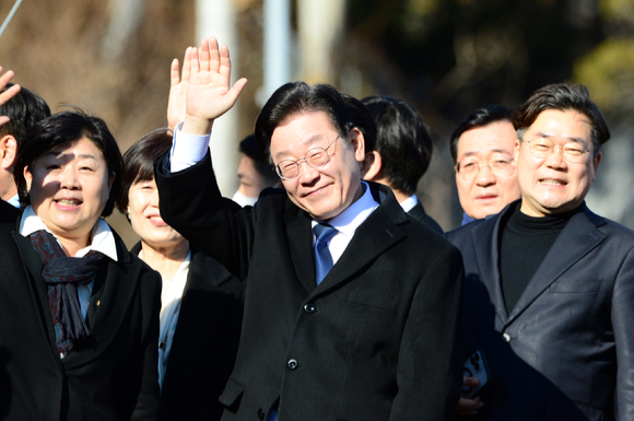 2일 오후 경남 양산시 평산마을 사저를 찾아 문재인 전 대통령을 예방한 더불어민주당 이재명 대표와 당지도부가 다음 일정을 위해 이동하고 있다. [사진=뉴시스]