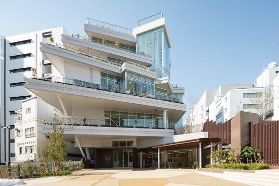 일본 도쿄 주오구에 12월 문을 연 '책의 숲 주오'. 지역 주민들의 사랑방 역할을 톡톡히 하고 있다. 사진 도쿄 주오구 교바시도서관