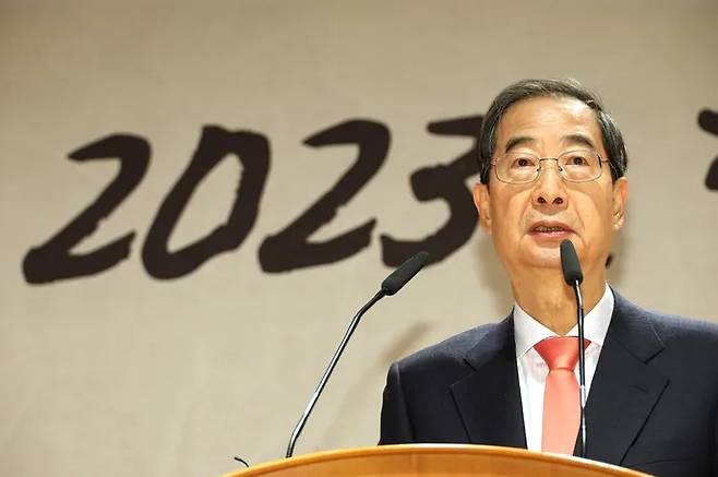 Prime Minister Han Duck-soo gives his greetings at a ceremony launching the government’s 2023 work year at the government office in Seoul on January 2. Yonhap News