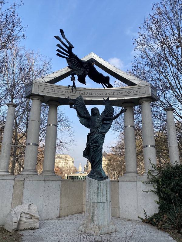 부다페스트 자유광장에 있는 기념비.