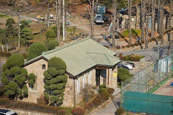 경기도 안양기독보육원(현 안양 사회복지시설 '좋은집') 잔존 건물. 현 안양 양명고교 내에 남아 있다. 일제강점기 의사이자 사회사업가였던 오긍선에 '경성보육원'이라는 이름으로 시작됐다. 사진=임형택 기자&nbsp;