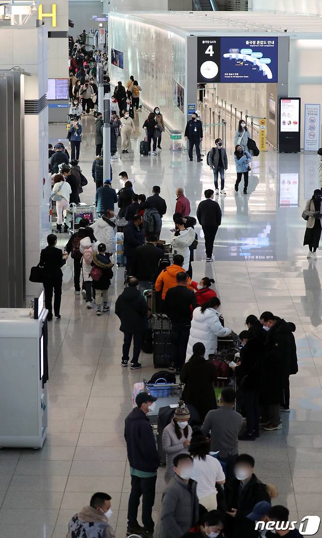 (인천공항=뉴스1) 김진환 기자 = 1일 오전 인천국제공항 출국장이 계묘년 새해를 맞아 출국하는 여행객들로 붐비고 있다. 2023.1.1/뉴스1  Copyright (C) 뉴스1. All rights reserved. 무단 전재 및 재배포 금지.