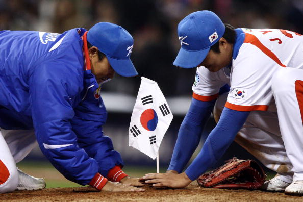 2009년 준우승의 영광을 재현할 수 있을까. 한국야구가 6년만에 다시 개최되는 WBC에서 명예회복을 노린다.2009년 당시 일본에서 홈팀 일본을 꺾은 뒤 마운드에 태극기를 꽂는 한국선수들./게티이미지