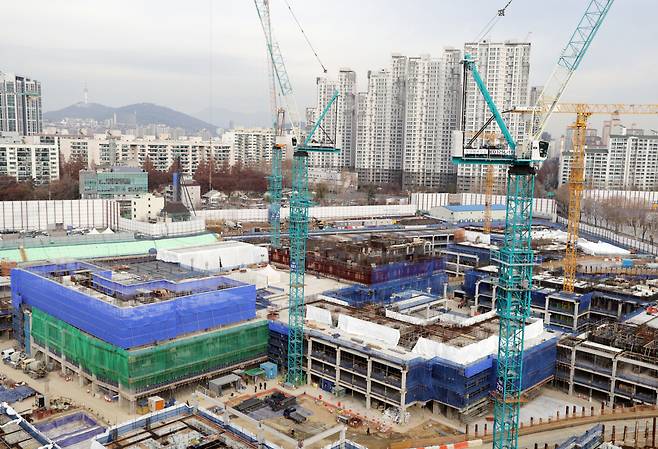 12일 서울 시내 재건축이 한창 진행 중인 아파트 단지 모습. [연합]