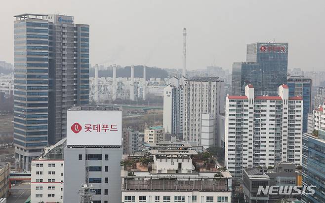 [서울=뉴시스] 권창회 기자 = 롯데그룹 식품 계열사 롯데제과와 롯데푸드가 하나로 합친다. 양사는 23일 이사회를 열고 합병을 결의했다고 공시했다. 롯데제과가 존속 법인으로 롯데푸드를 흡수합병하는 구조로 5월 27일 주주총회 승인을 거쳐 7월 1일 합병을 완료할 예정이다. 사진은 24일 오후 서울 영등포구 내 위치한 롯데제과(오른쪽)와 롯데푸드 본사 모습. 2022.03.24. kch0523@newsis.com