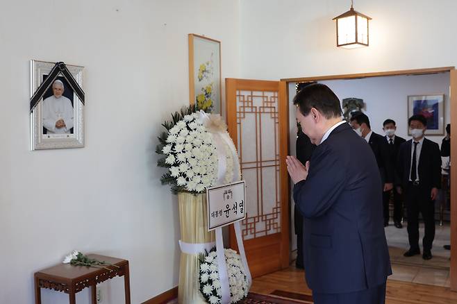 [서울=뉴시스] 윤석열 대통령이 2일 서울 종로구 주한 교황청대사관에 마련된 고 베네딕토 16세 명예교황의 분향소를 찾아 조문하고 있다. (사진=대통령실 제공) 2023.01.02. photo@newsis.com *재판매 및 DB 금지