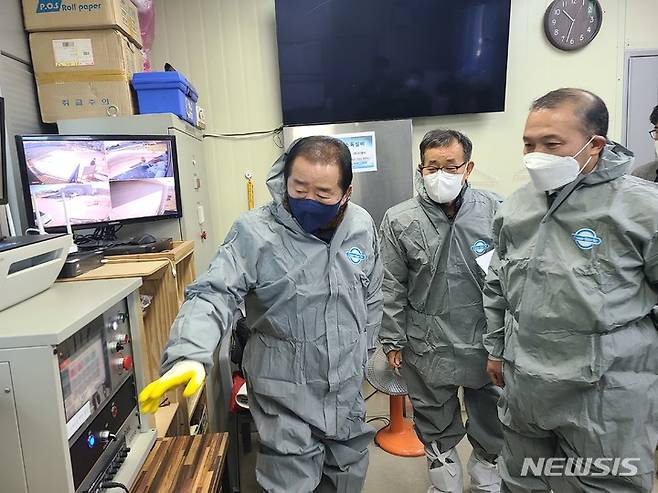 [전주=뉴시스]윤난슬 기자 = 김영일 신임 전북농협 본부장이 '함께하는 100년 농협 구현' 비전 실천을 위해 2일 취임식을 생략하는 대신 농업 현장 챙기기에 나섰다.(사진=전북농협 제공)