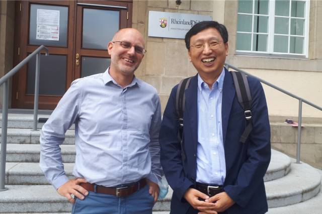 ▲ 루벤 토믹(Ruben Tomic) 라인란트-팔츠주 법무부 대외협력과장(왼쪽)과 조성복 교수 ⓒ조성복