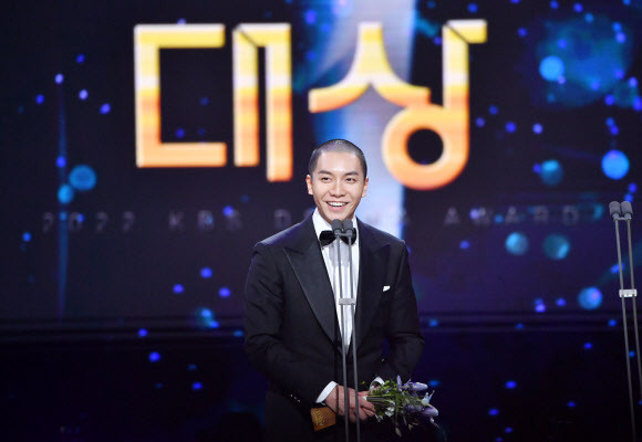 가수 겸 배우 이승기가 주상욱과 2022년 12월31일 서울 영등포구 KBS 신관에서 열린 ‘2022 KBS 연기대상’에서 대상을 공동 수상했다. 사진은 이승기. KBS 제공