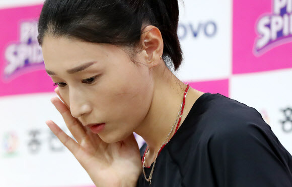 ‘배구여제’ 김연경(34)이 8일 강원 홍천군 종합운동장에서 열린 흥국생명 핑크스파이더스 복귀 기자회견에 참석해 얼굴을 만지고 있다. 2022.7.8 연합뉴스