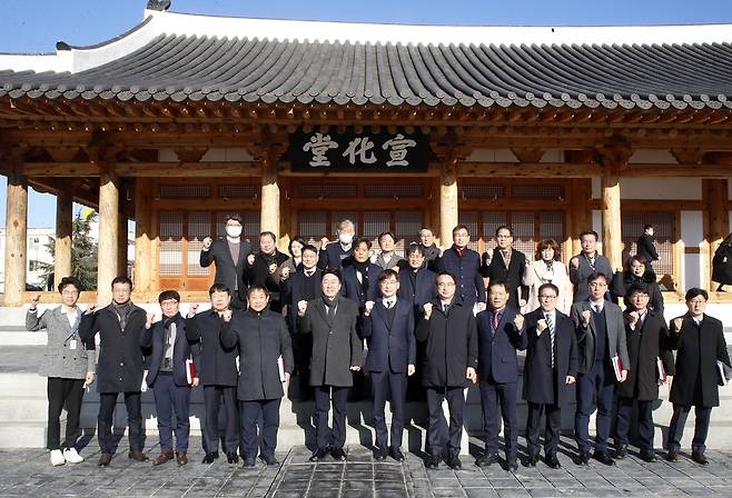 전라감영 선화당 방문한 간부들  [전주시 제공]