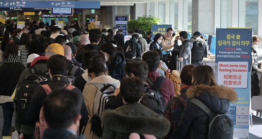 2일 인천국제공항 제1여객터미널 입국장에서 공항 관계자들이 중국발 입국자를 분류하고 있다. (사진출처 : 뉴시스)