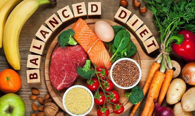 우리가 매일 먹어야 할 5가지 식품군이 자전거 바퀴처럼 잘 굴러가야 건강을 지키며 살을 뺄 수 있다. [사진= 게티이미지뱅크]