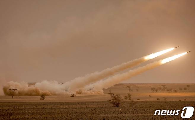 모로코 남동부에서 발사된 미국의 고속기동포병로켓시스템(HIMARS·하이마스) ⓒ AFP=뉴스1 ⓒ News1 김예슬 기자