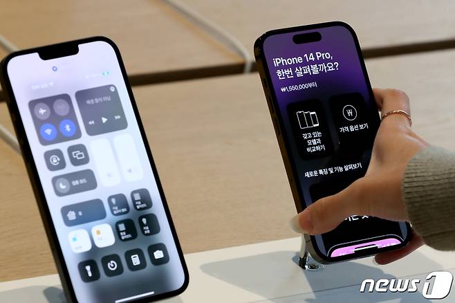 애플의 아이폰14 등 신제품이 국내에 정식 출시한 지난해 10월 7일 서울 중구 애플스토어 명동점에서 한 시민이 아이폰14를 살펴보고 있다. 2022.10.7/뉴스1 ⓒ News1 장수영 기자