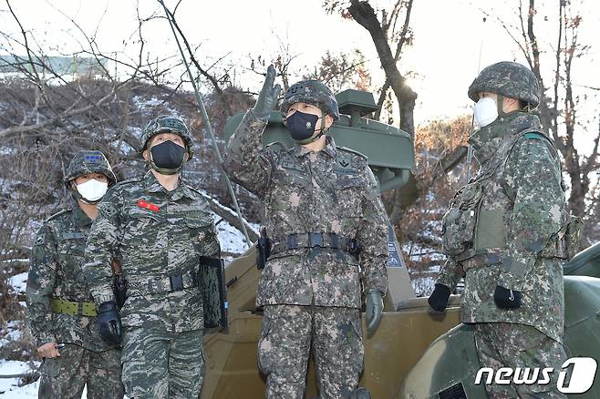 김승겸 합참의장이 지난 1일 해병2사단 경계작전부대를 방문해 적 무인기 대비 방공무기 운용 현장을 확인하고 있다. (합참 제공) 2023.1.1/뉴스1 ⓒ News1 신웅수 기자