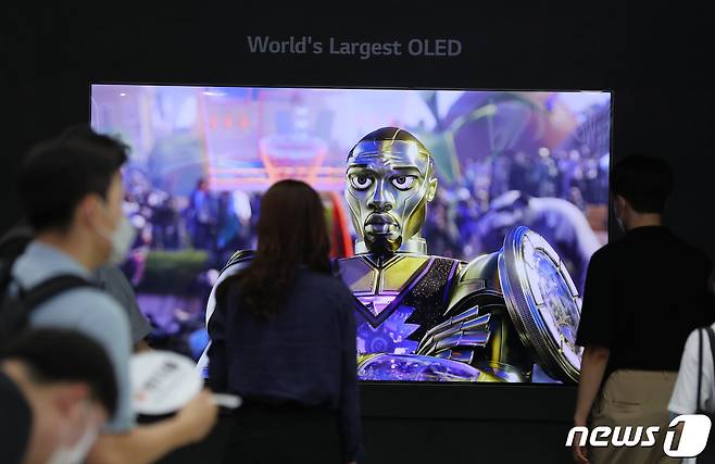 서울 강남구 코엑스에서 열린 한국디스플레이산업전(K-디스플레이2022)에서 참관객들이 97인치 OLED TV 패널을 살펴보고 있다. 2022.8.10/뉴스1 ⓒ News1 구윤성 기자