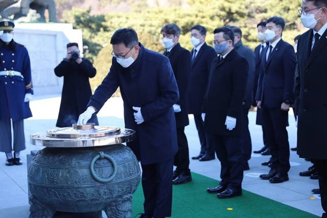 한화그룹 방산 계열사 한화에어로스페이스, 한화방산, 한회시스템 등 3사 임직원 66명이 지난 2일 국립서울현충원을 참배하면서 2023년 업무를 시작했다. 사진은 손재일 한화에어로스페이스 대표가 분향하고 있는 모습. /한화에어로스페이스 제공