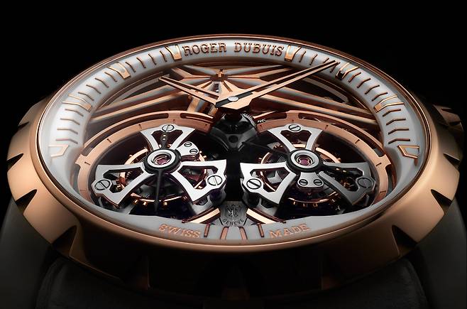 사진 : 로저 드뷔(Roger Dubuis), 엑스칼리버 더블 투르비옹 화이트 세라믹 에디션(Excalibur Double Tourbillon White Ceramic)