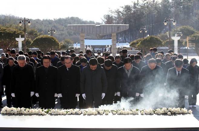 더불어민주당 전남도당 소속 국회의원과 당직자들이 2일 오전 광주 북구 운정동 국립 5·18민주묘지에서 참배하고 있다. 사진=연합뉴스