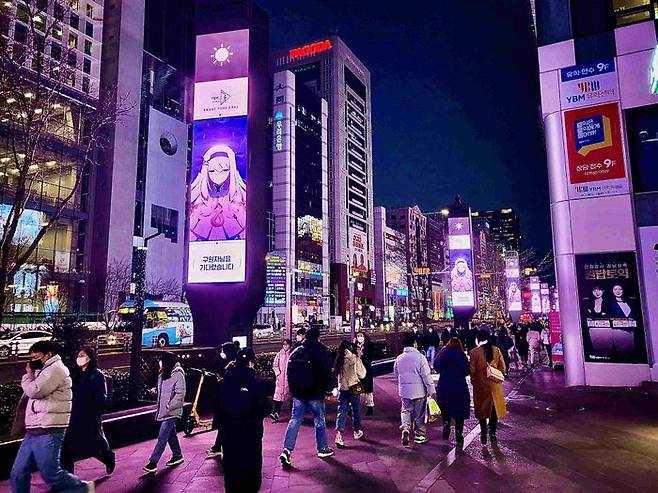 서울 강남대로 G-LIGHT 전광판에 ‘에버소울’ 소개 영상이 송출되고 있다. ⓒ카카오게임즈