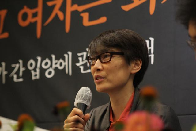 지난해 7월 방한한 한국계 덴마크 작가 마야 리 랑그바드는 국가 간 입양 문제를 다룬 시집 '그 여자는 화가 난다'를 통해 덴마크와 스웨덴에서 큰 반향을 일으켰다. 난다 제공