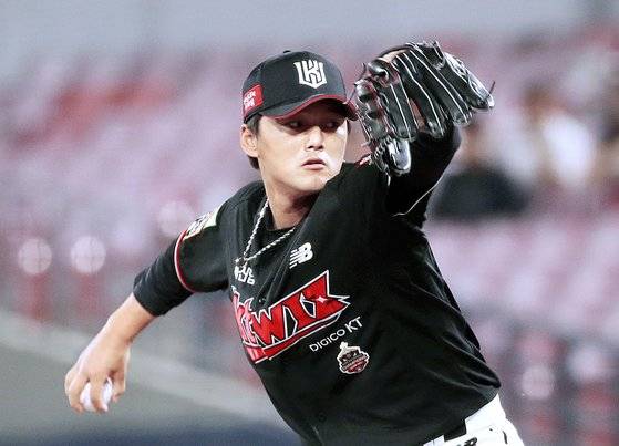 KT 우완투수 주권이 올해 3월 열리는 WBC에서 중국 국가대표 유니폼을 입고 활약하게 됐다. 연합뉴스