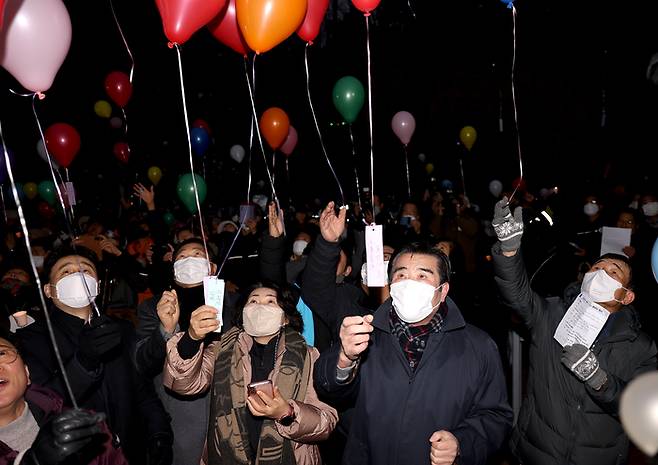 계묘년 새해 첫날이었던 지난 1일 충남 보령시 성주산 일출 전망대 해맞이 행사장에서 시민들이 새해 소망 풍선을 날려 보내고 있다. 연합뉴스.