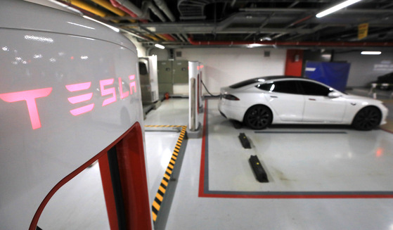 A charging area for Tesla electric vehicles in Gangnam, southern Seoul, on Tuesday. [NEWS1]