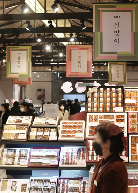 Gift sets are displayed at a department store in Seoul on Tuesday ahead of the Lunar New Year holiday, which is one of Korea's two biggest traditional holidays. [YONHAP]