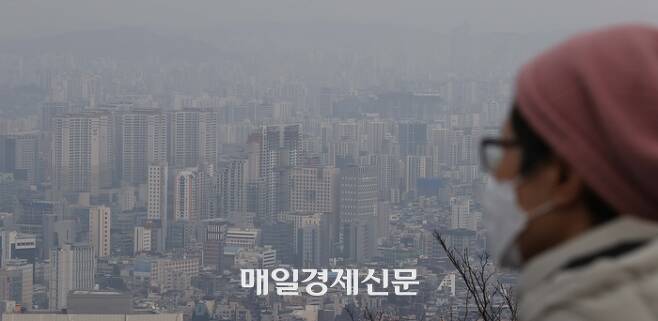 한 시민이 남산에서 서울시내 아파트를 바라보고 있다.  [한주형 기자]